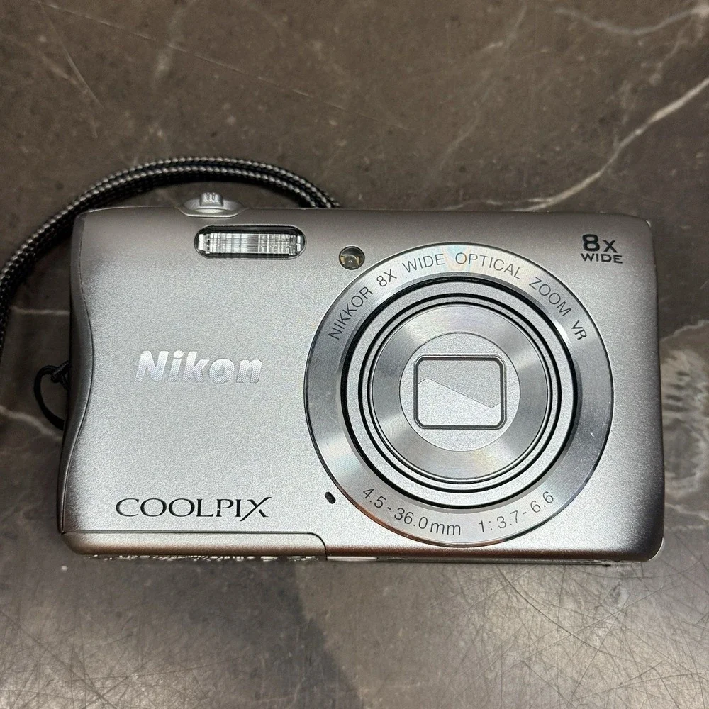 Nikon COOLPIX S3700 20.1MP Digital Camera Silver***READ****